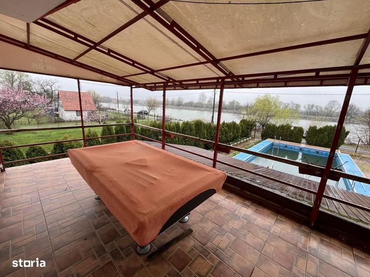 Casă cu 4 camere în Vulturu