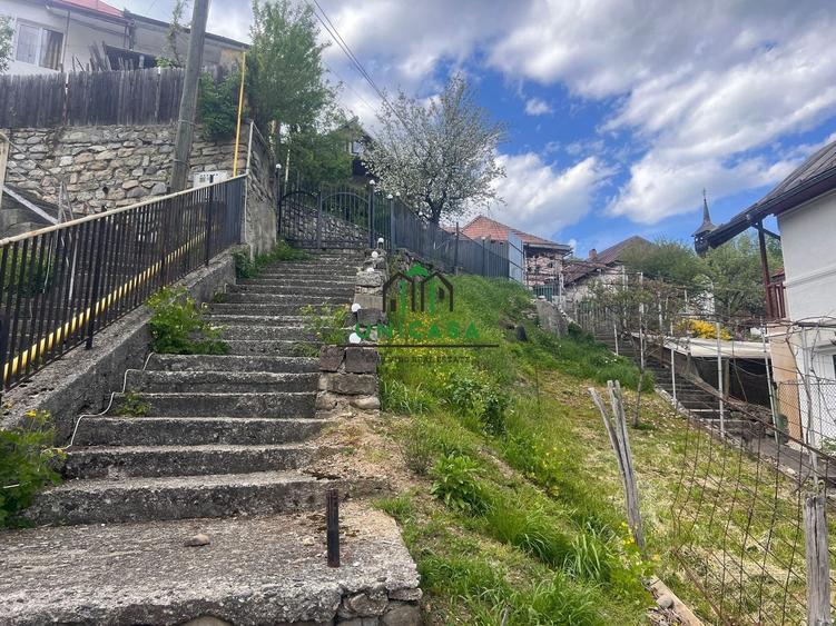Casă individuală cu 6 camere cu Canalizare în Central