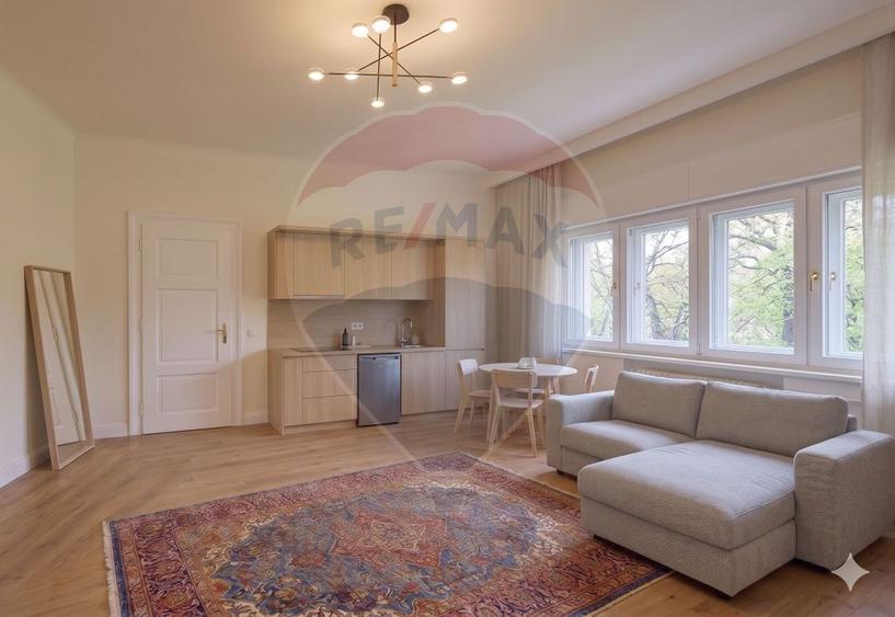 Apartament cu 3 camere semidecomandat în Universitate
