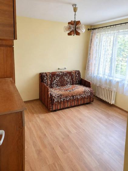 Apartament cu 3 camere, finisat, mobilat si utilat, cu geam la baie si balcon, zona Flora - 2