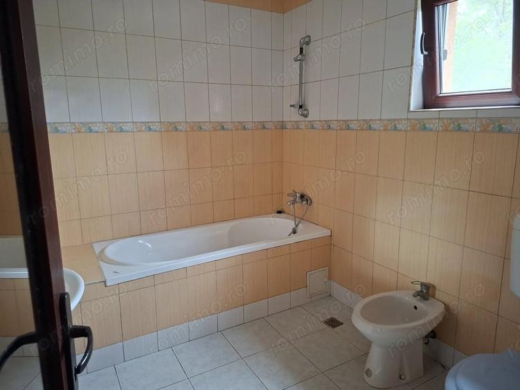 Casă cu 9 camere cu Teren 960 Mp în Bercu Roșu