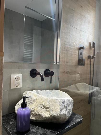 Apartament cu 3 camere semidecomandat, mobilat în Central