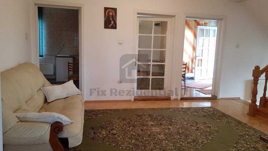 Casă individuală cu 9 camere cu Canalizare în Central