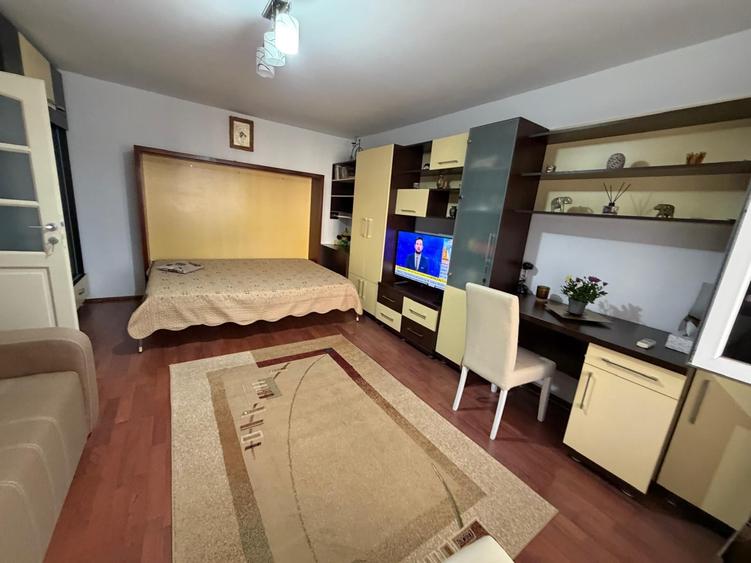 Garsonieră decomandată în 1 Mai