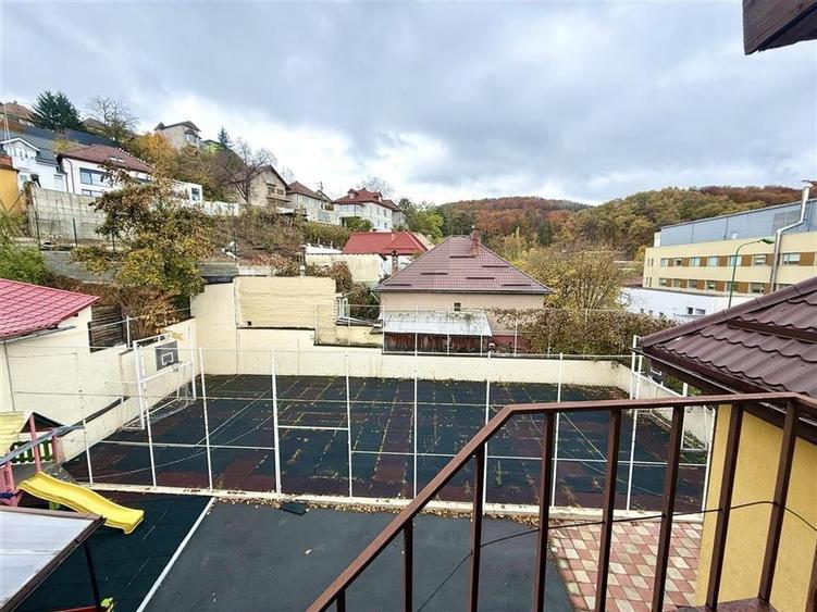 Casă individuală cu 13 camere cu Teren 275 Mp în Carierei