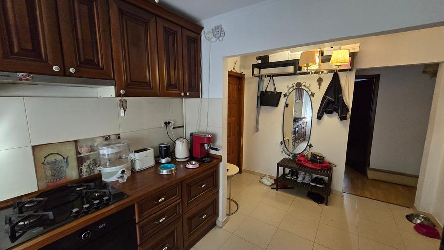 Apartament cu 3 camere decomandat în Titan