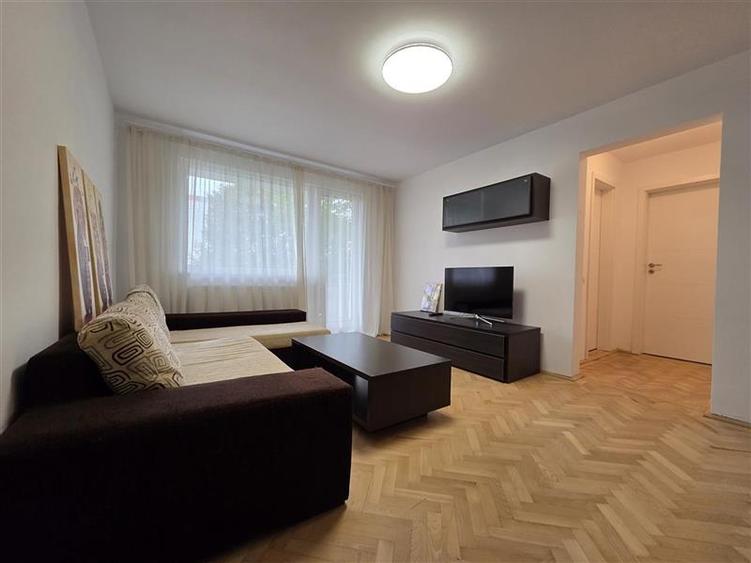 Apartament cu 3 camere semidecomandat, mobilat în Gării