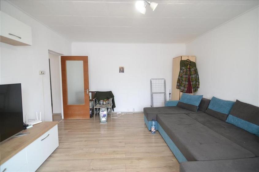 Apartament cu 3 camere decomandat în Vlahuță