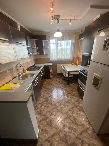 Apartament cu 4 camere decomandat în Titan