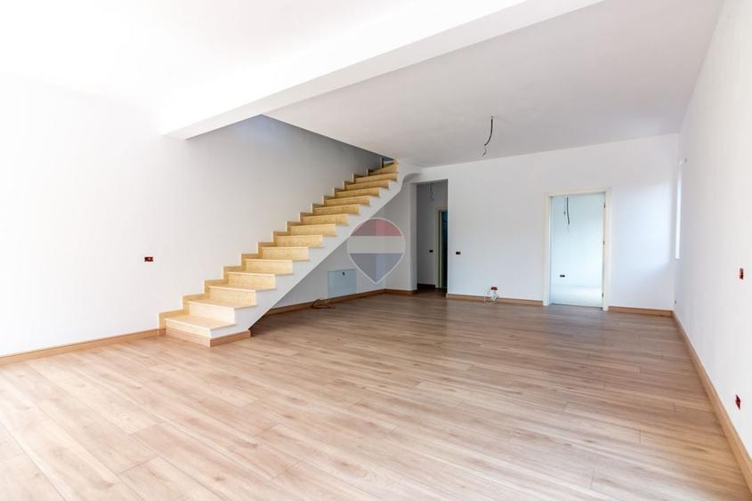 Duplex cu 4 camere cu Teren 238 Mp în Nord-Vest