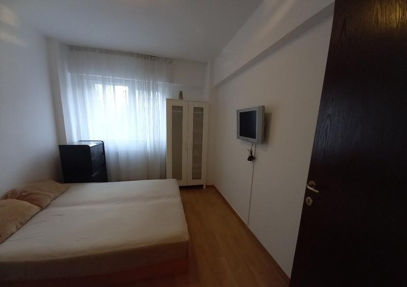 Apartament cu 3 camere semidecomandat în Tineretului
