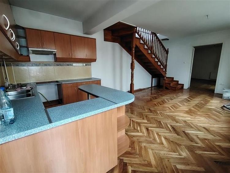 Duplex cu 6 camere cu Canalizare în 1 Decembrie 1918