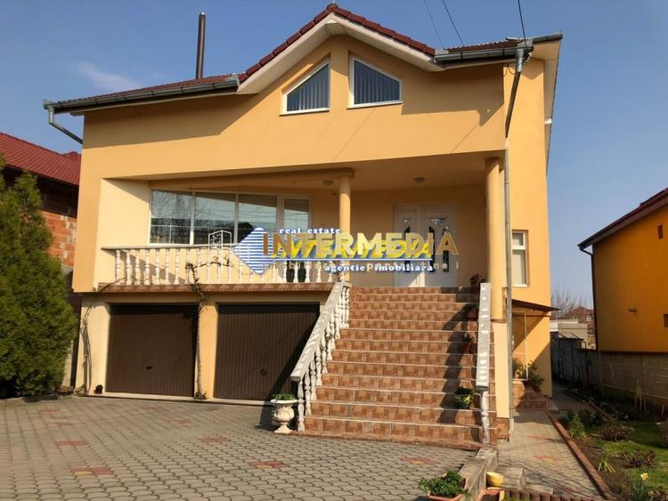 Casă individuală cu 6 camere cu Canalizare în Cetate