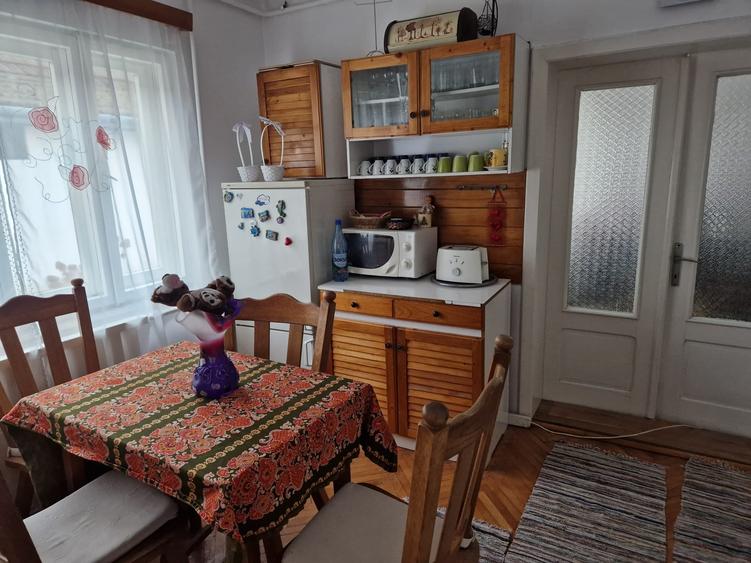 Casă individuală cu 5 camere cu Canalizare în Ernei