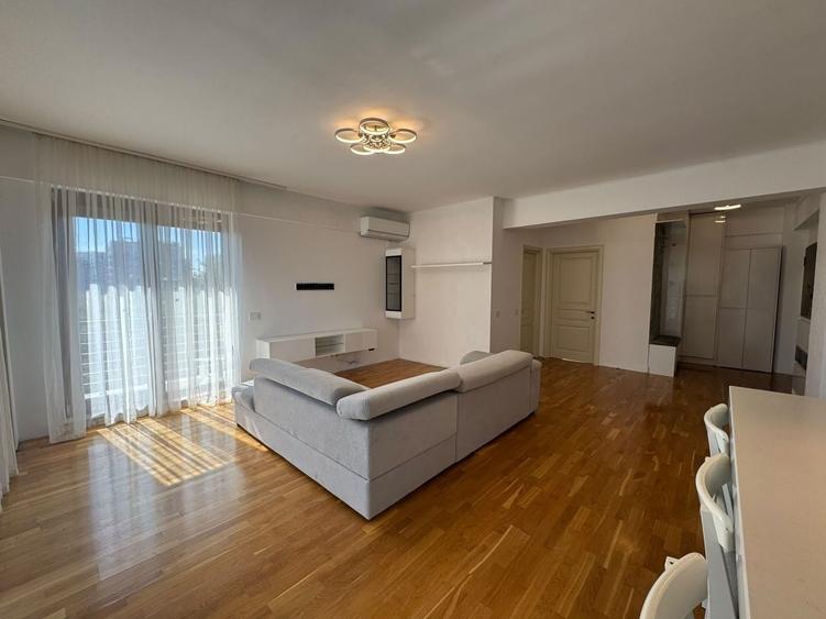 Apartament cu 3 camere semidecomandat în Băneasa