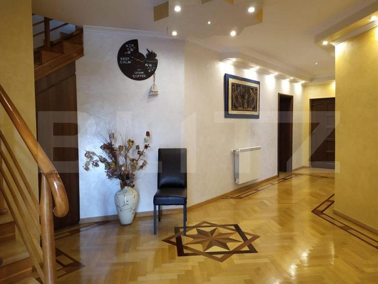 Casă individuală cu 12 camere cu Teren 690 Mp în Cetate