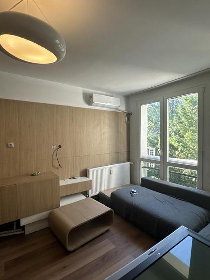 Apartament cu 3 camere semidecomandat în Titan