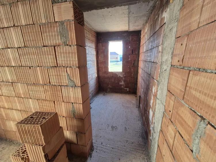 Casă cu 4 camere în Aluniș