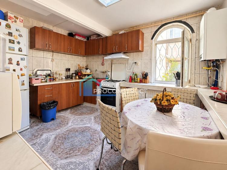 Apartament cu 3 camere decomandat, mobilat în Girocului