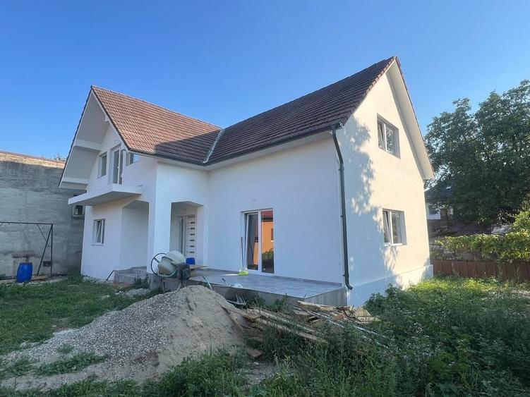 Casă cu 4 camere în Decebal