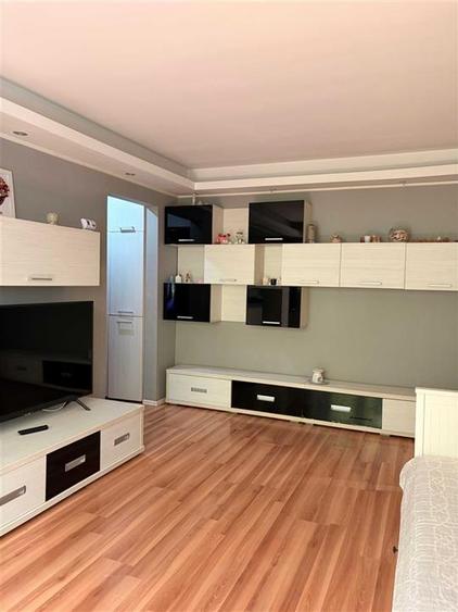 Apartament cu 2 camere semidecomandat, mobilat în Dacia