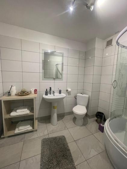 Casă individuală cu 6 camere cu Canalizare în Central