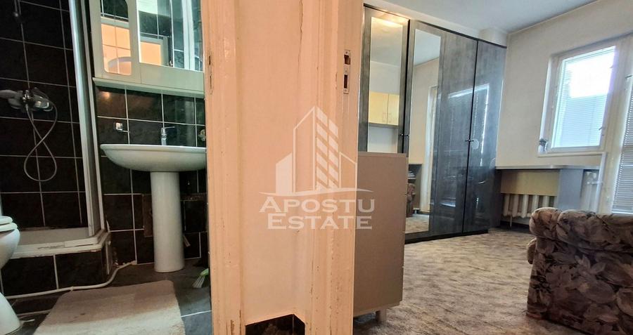 Apartament cu 4 camere semidecomandat, mobilat în Micălaca