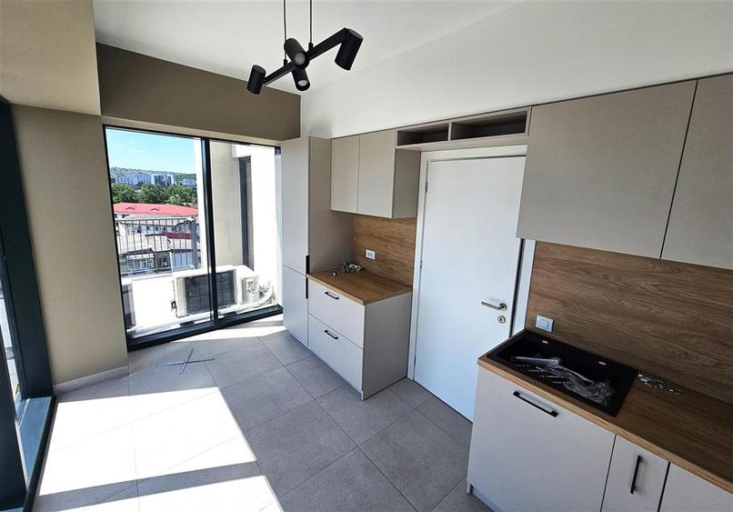 Penthouse cu 3 camere decomandat, mobilat în Semicentral