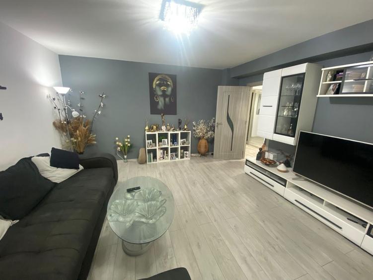 Apartament cu 3 camere decomandat, mobilat în Baicului