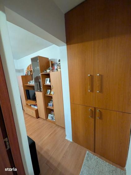 Apartament cu 2 camere semidecomandat în Craiovița Nouă