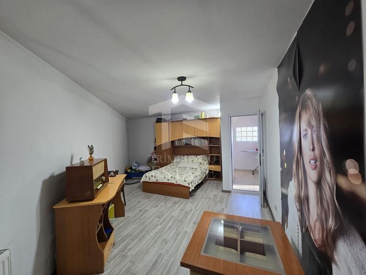 Duplex cu 6 camere cu Canalizare în Central