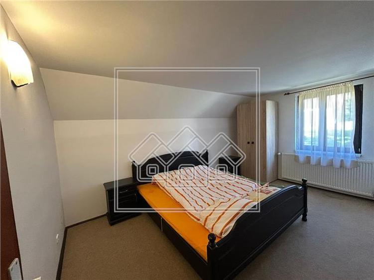 Casă individuală cu 8 camere cu Teren 377 Mp în Păltiniș