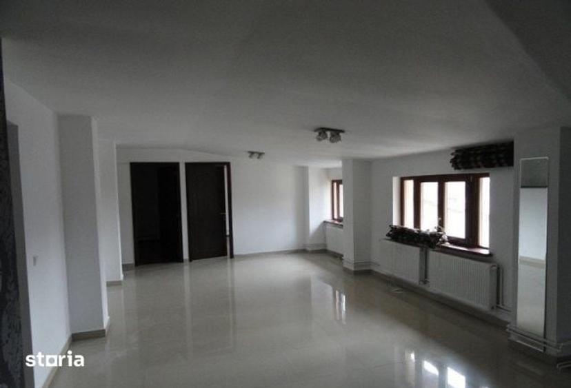 Casă cu 8 camere cu Teren 195 Mp în Timpuri Noi
