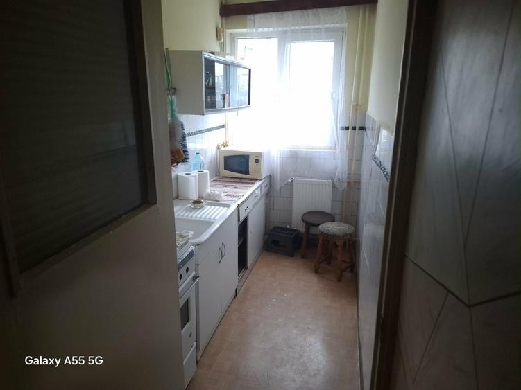 Apartament cu 3 camere nedecomandat în Mihai Bravu