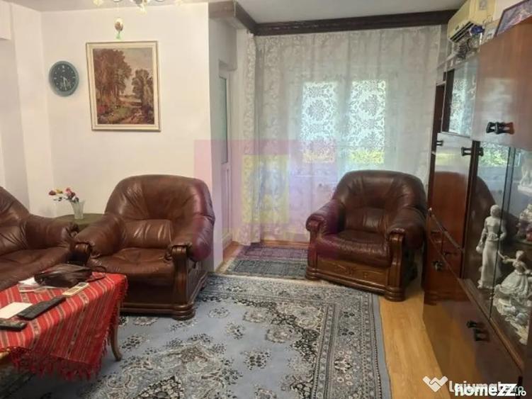 Apartament cu 3 camere decomandat în Drumul Sării