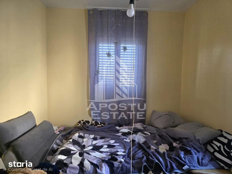 Casă cu 4 camere semidecomandat cu Teren 1440 Mp în Central