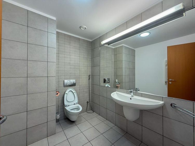 Apartament cu 3 camere semidecomandat, mobilat în Primăverii