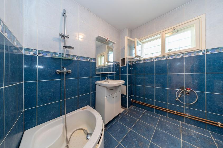 Casă individuală cu 10 camere cu Canalizare în Central
