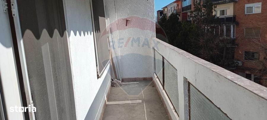 Apartament cu 3 camere decomandat în Central