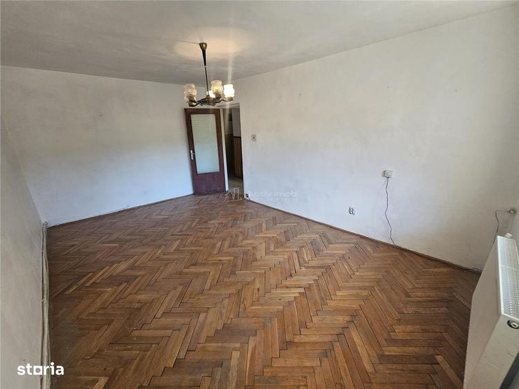 Apartament cu 4 camere decomandat în Central