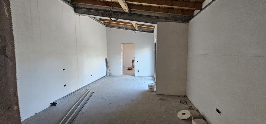 Casă individuală cu 9 camere cu Teren 164 Mp în Central
