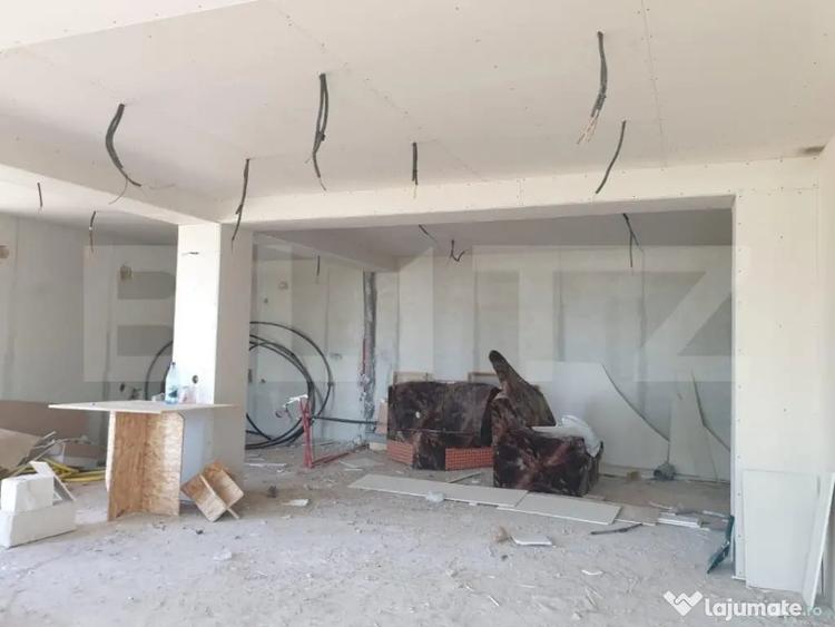 Casă cu 7 camere cu Teren 1000 Mp în Central