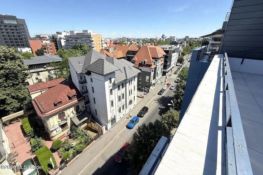 Apartament cu 6 camere decomandat în Polonă