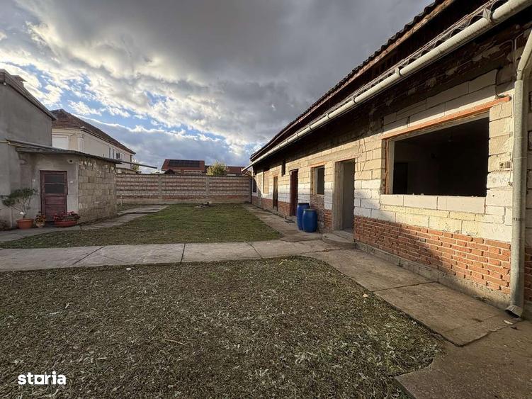 Casa Romaneasca de vanzare 8camere teren 624mp 22ml Bujac cu potential - 12