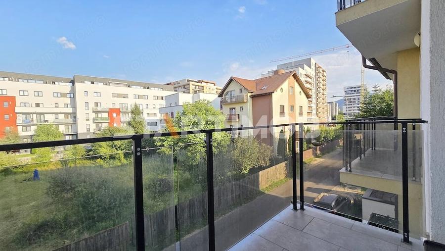 Apartament cu 3 camere decomandat în Tractorul