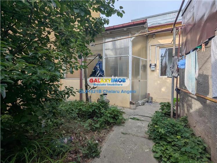 Casă cu 3 camere cu Garaj în Andronache