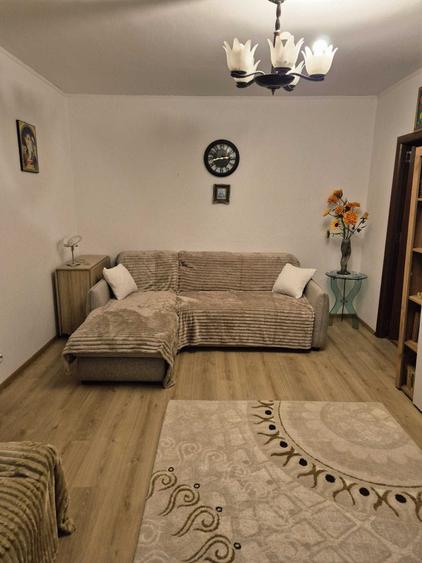 Apartament cu 3 camere semidecomandat în Gorjului