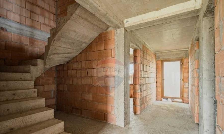 Casa / Vila la rosu de vanzare, 5 camere - 1