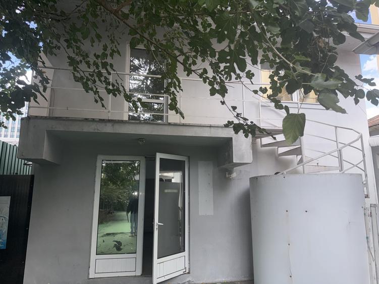 Casă individuală cu 10 camere cu Canalizare în Timpuri Noi