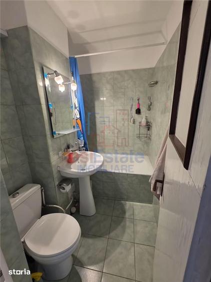 Apartament cu 3 camere semidecomandat, mobilat în Dacia